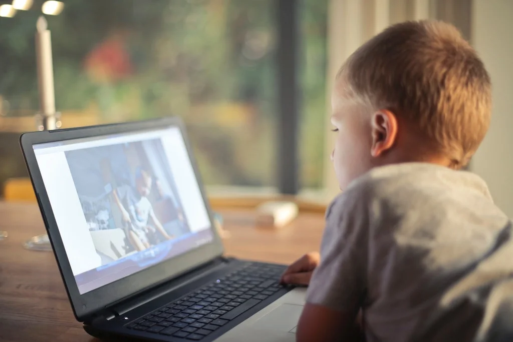 Ways to limit your child's screen time LHS Little Human Scholars technology is too much how long should I let me kid play on their phone